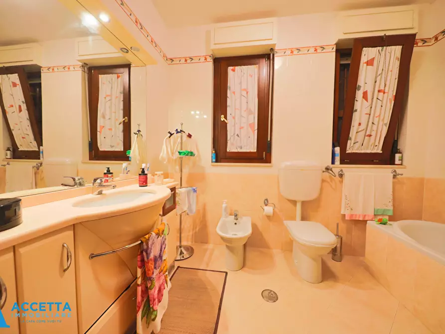 Immagine 13 di Quadrilocale in vendita  in Via Salinella 5 a Taranto