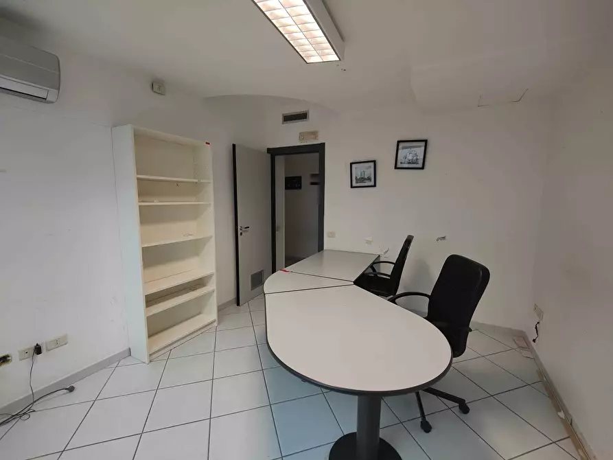 Immagine 5 di Ufficio in vendita  in Via San Leonardo 52 a Salerno