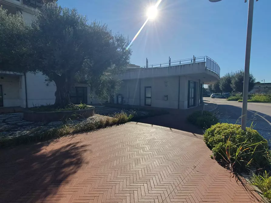 Immagine 13 di Locale commerciale in vendita  in località corno d'oro a Eboli