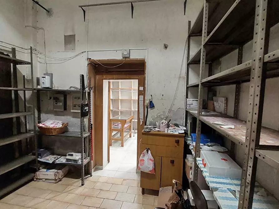 Immagine 19 di Locale commerciale in vendita  in Via del Carmine 89 a Salerno