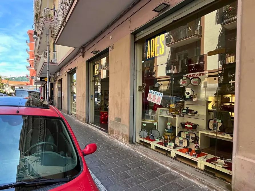 Immagine 3 di Locale commerciale in vendita  in Via Sichelmanno 16 a Salerno
