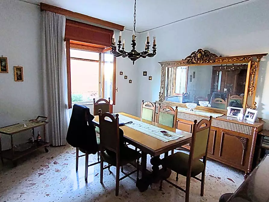 Immagine 9 di Pentalocale in vendita  in Via Medaglie D'Oro 388 a Salerno