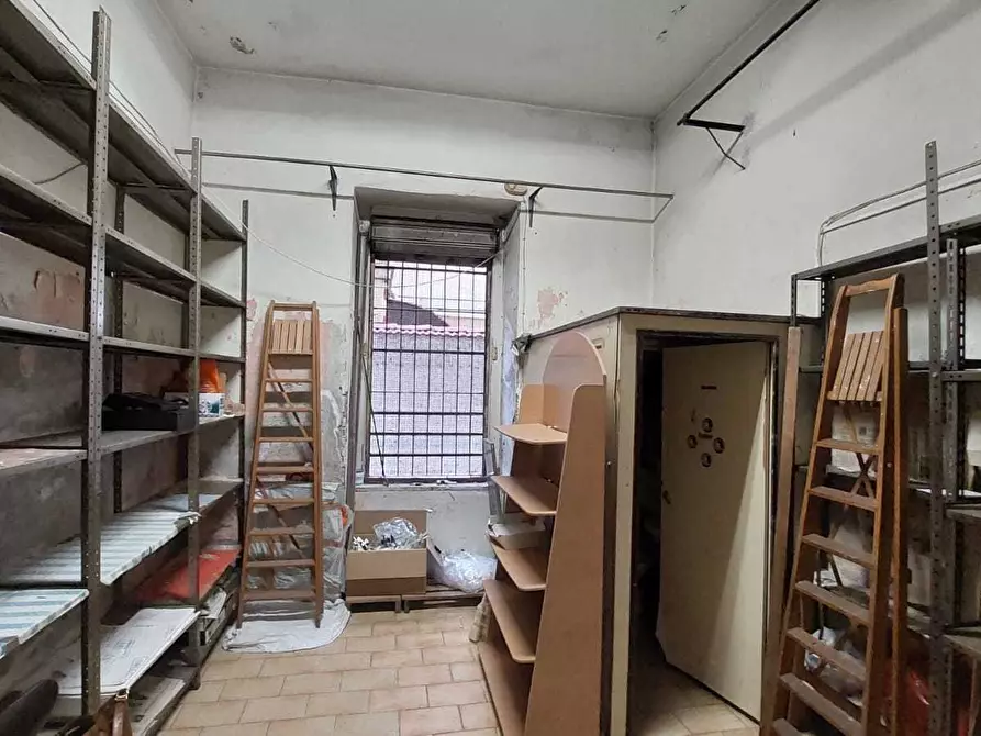 Immagine 18 di Locale commerciale in vendita  in Via del Carmine 89 a Salerno