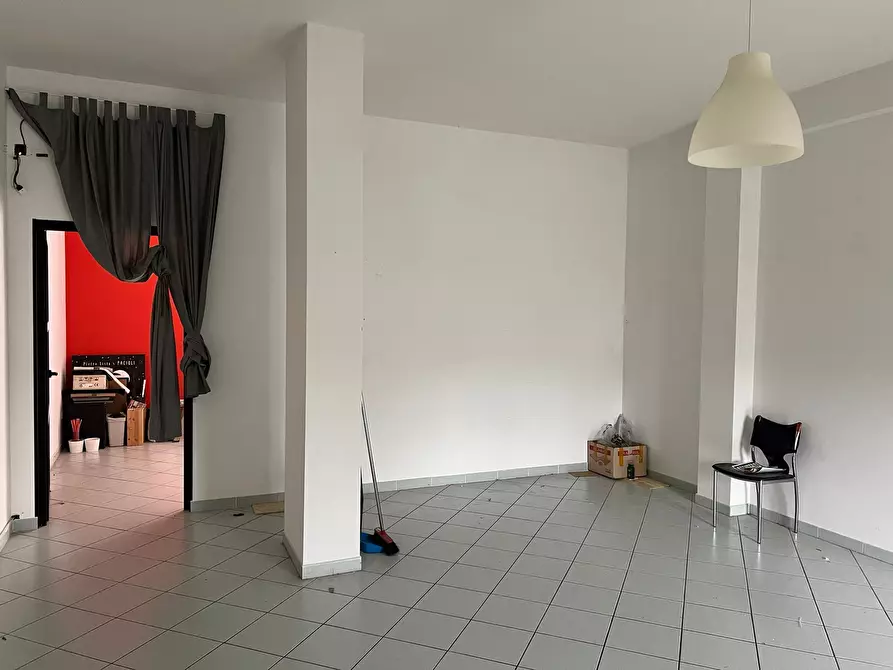 Immagine 7 di Locale commerciale in affitto  in Corso Giuseppe Garibaldi 32 a Baronissi