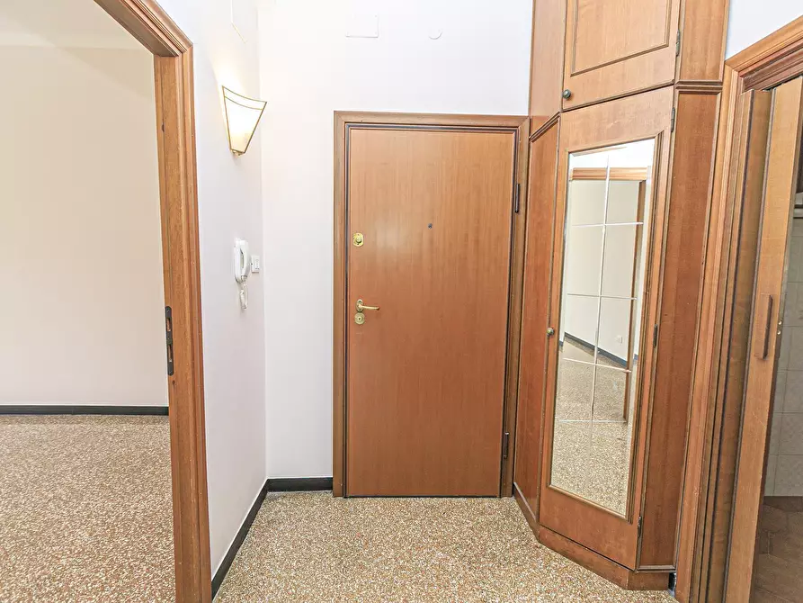 Immagine 6 di Pentalocale in vendita  in Via delle Acacie 10 a Genova