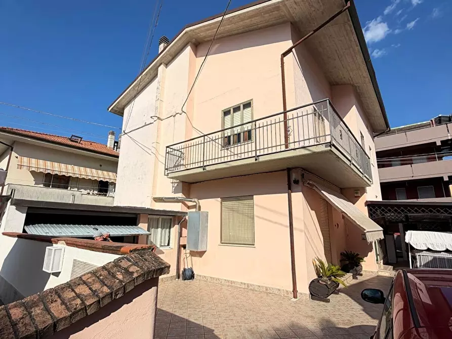 Immagine 1 di Casa trifamiliare in vendita  a Senigallia