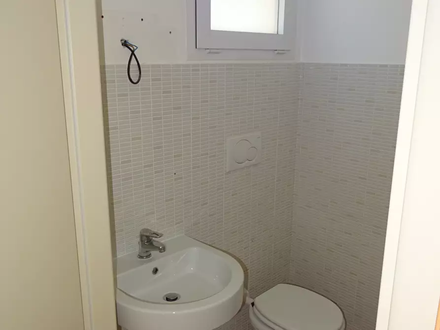 Immagine 8 di Ufficio in vendita  a Senigallia