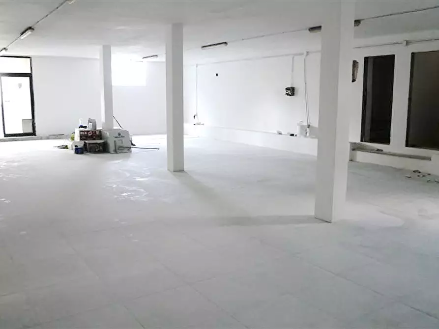 Immagine 1 di Capannone industriale in affitto  a Montignoso