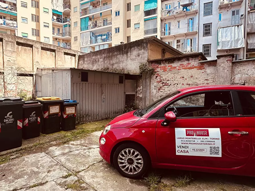Immagine 5 di Garage in vendita  in Via Beinasco 4 a Torino