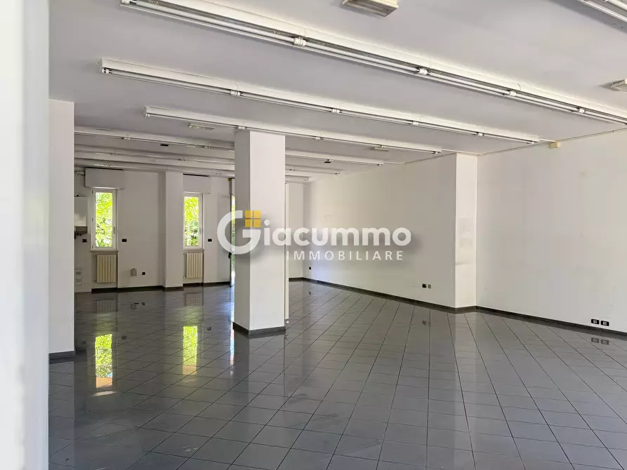 Immagine 12 di Locale commerciale in affitto  in Via Parigi 44-46 a Potenza