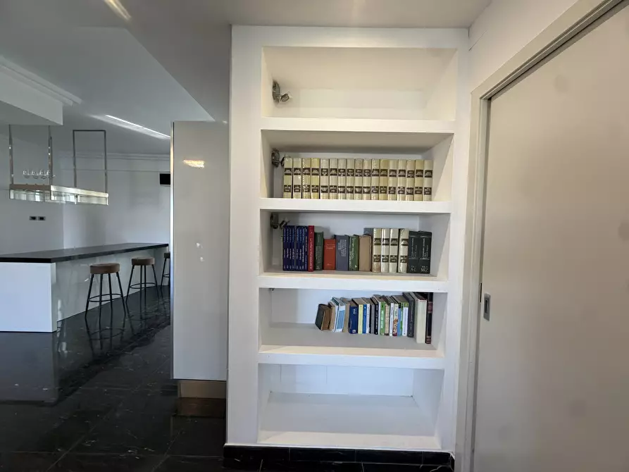 Immagine 14 di Pentalocale in vendita  in Via Uditore a Palermo