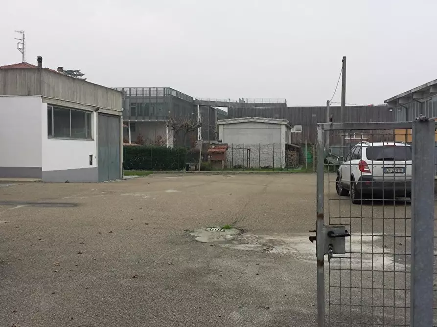 Immagine 41 di Attività artigianale in affitto  a Collecchio