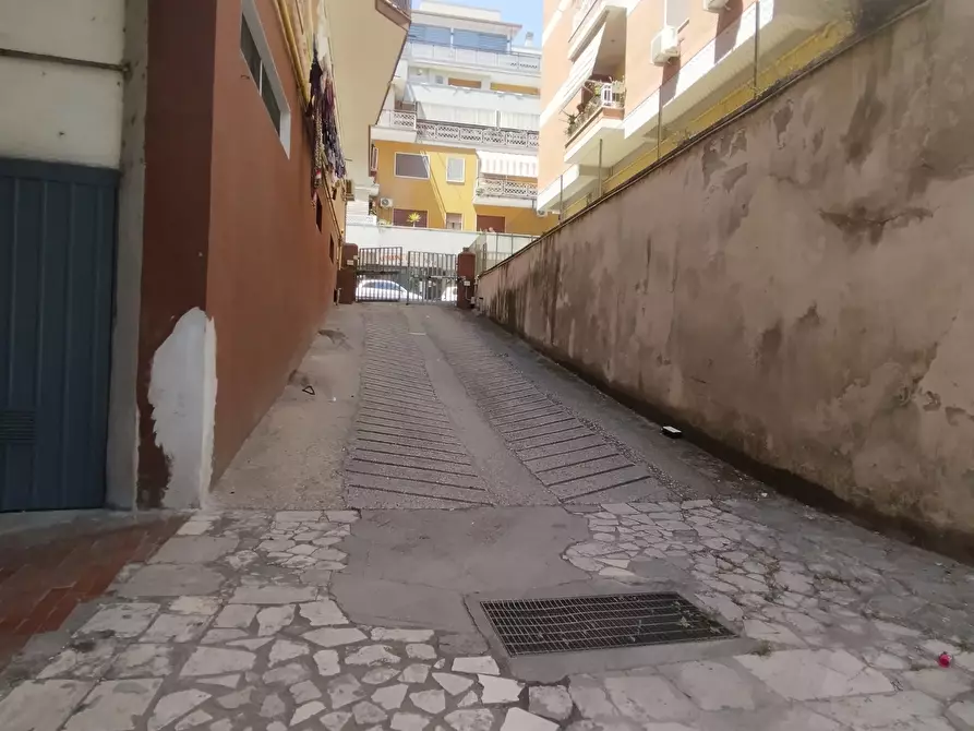 Immagine 2 di Garage in vendita  in via jaopo da lentini a Pomezia