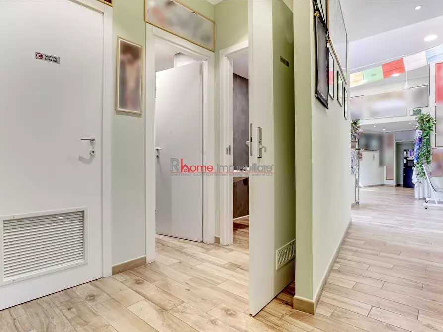 Immagine 12 di Locale commerciale in vendita  a Roma