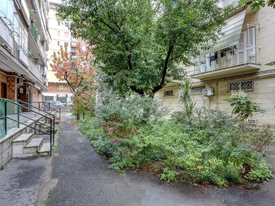 Immagine 18 di Bilocale in vendita  in VIA TUSCOLANA 1000 a Roma