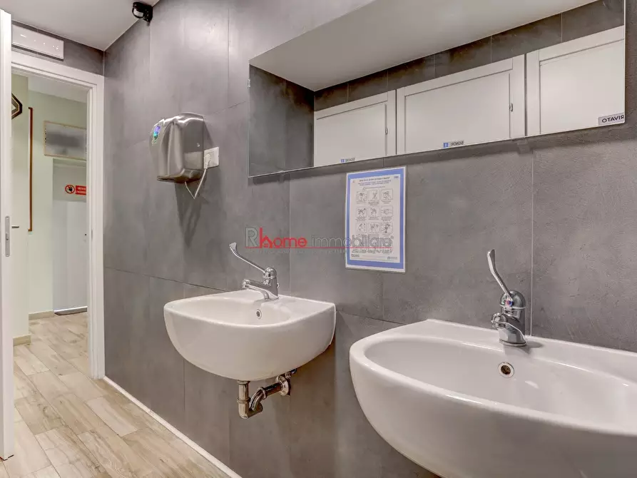 Immagine 6 di Locale commerciale in vendita  a Roma