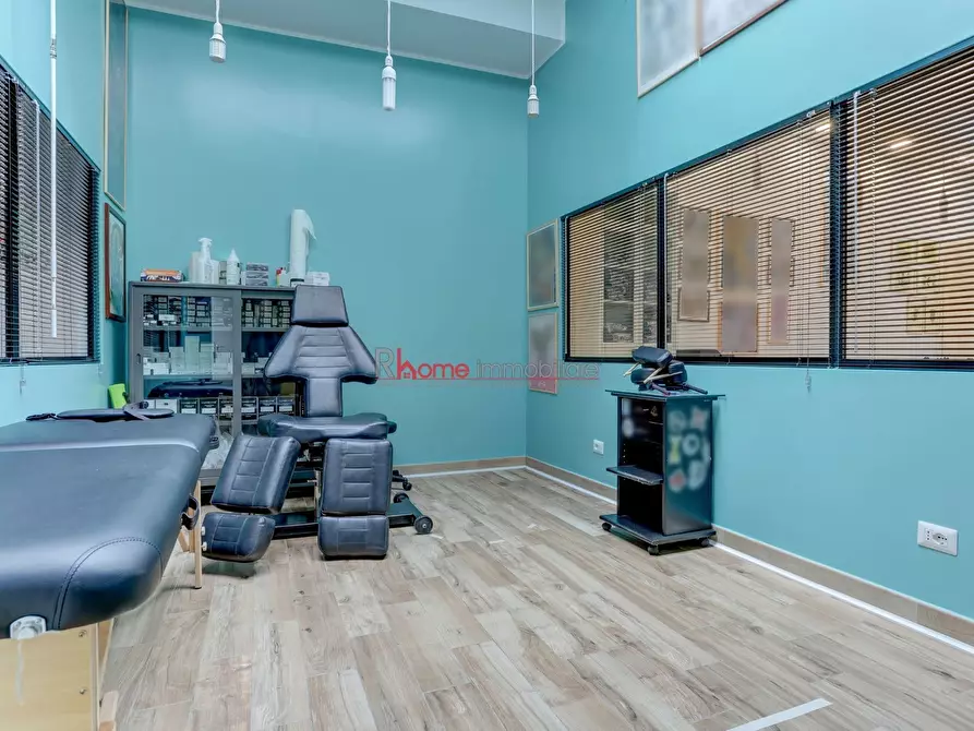 Immagine 24 di Locale commerciale in vendita  a Roma