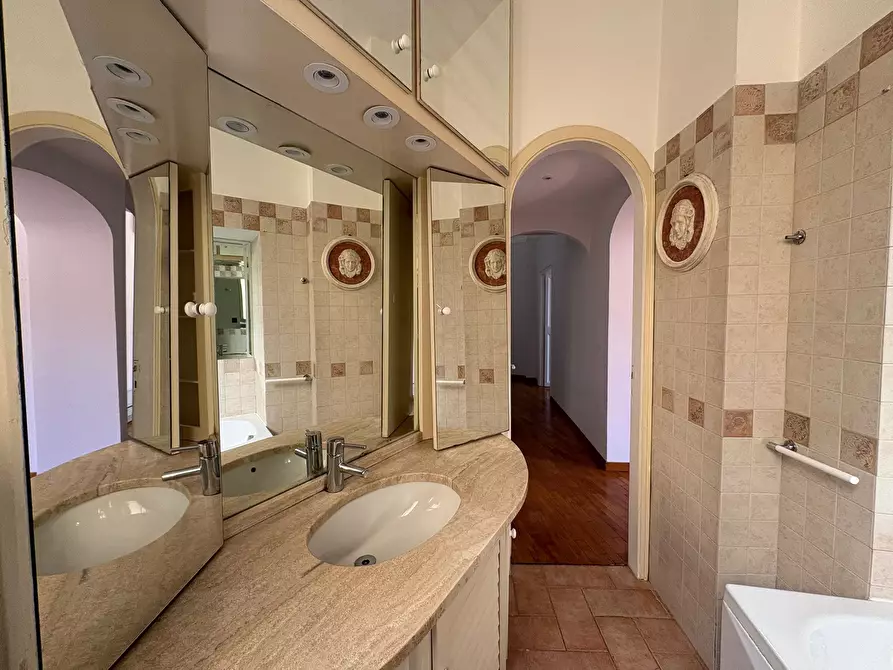 Immagine 16 di Trilocale in affitto  in Via di San Giovanni in Laterano 276 a Roma