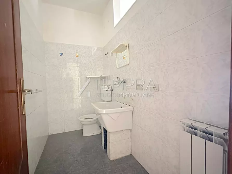 Immagine 10 di Appartamento in vendita  a Adrano