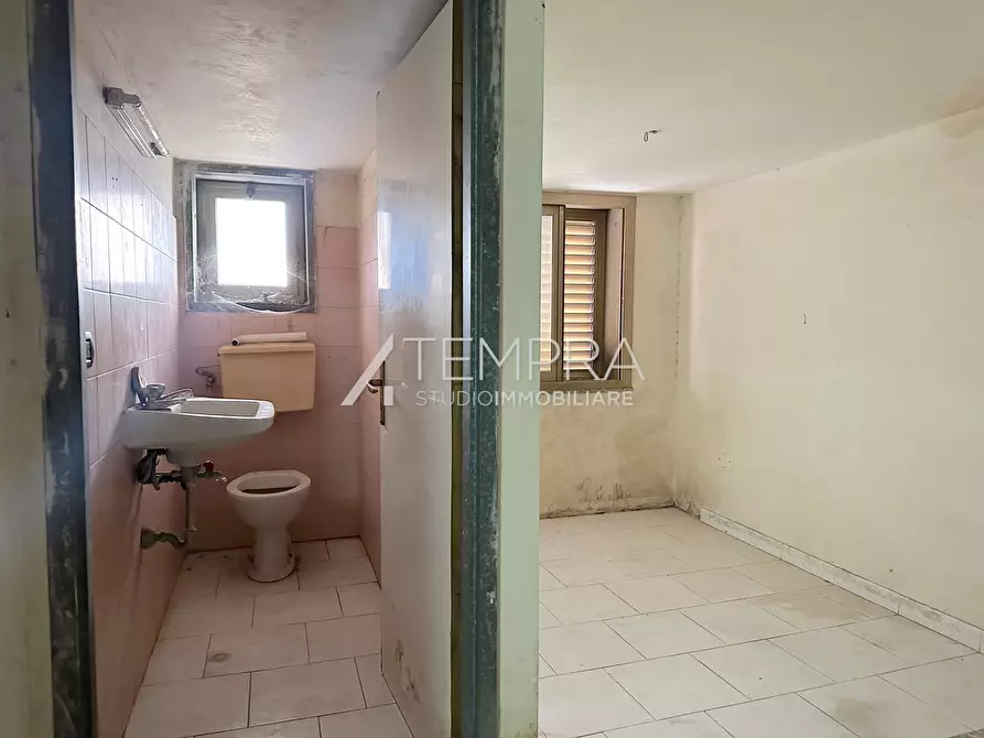 Immagine 17 di Attività artigianale in affitto  in Via dei Fiori a Biancavilla