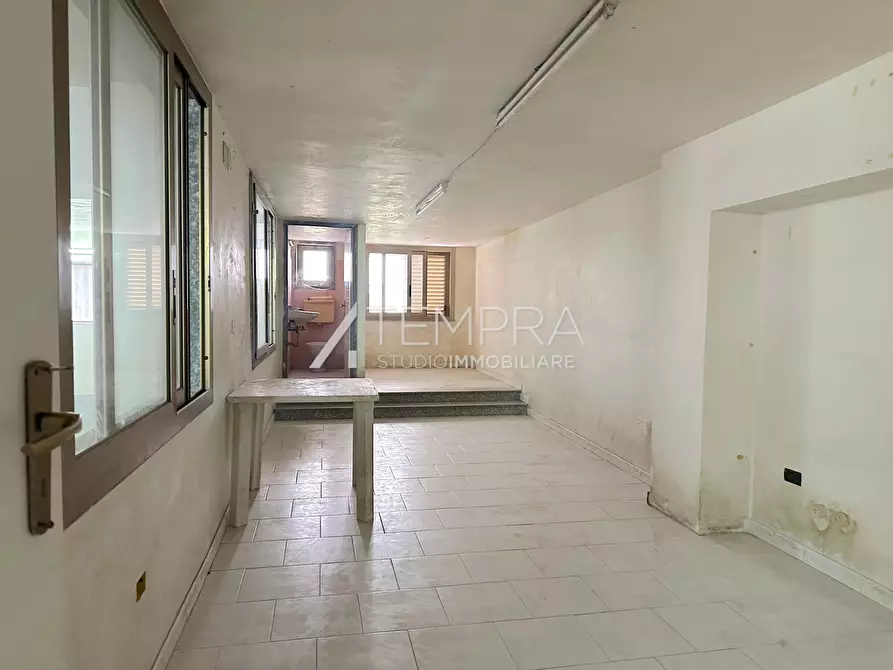 Immagine 14 di Attività artigianale in affitto  in Via dei Fiori a Biancavilla