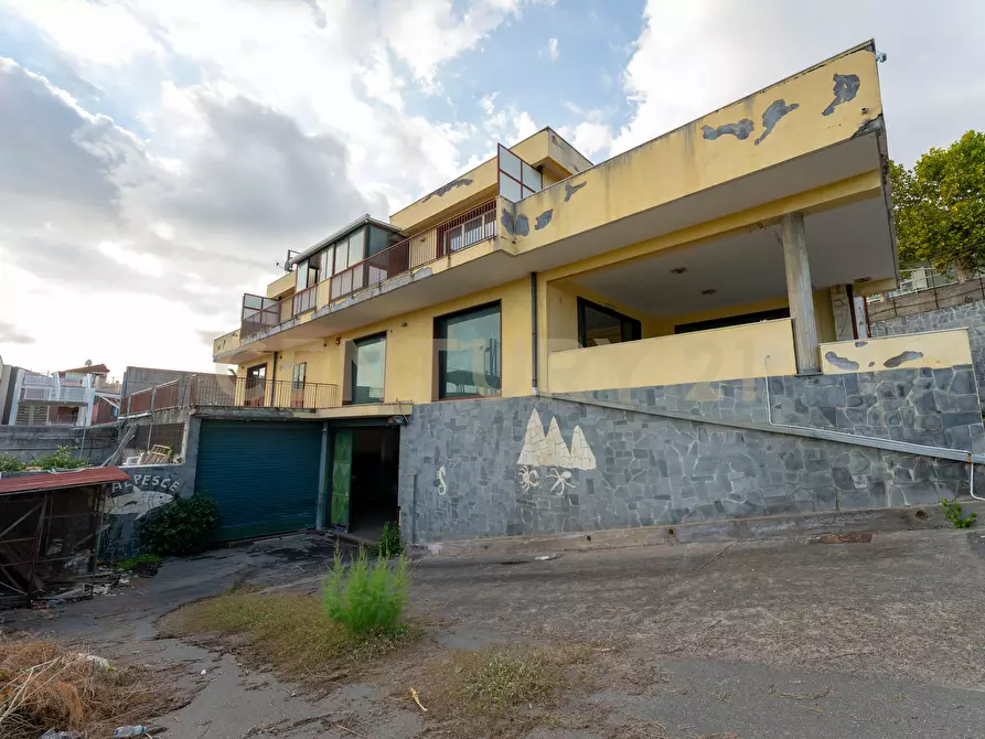 Immagine 64 di Showroom in vendita  in Via delle Scuole 1 a Aci Castello