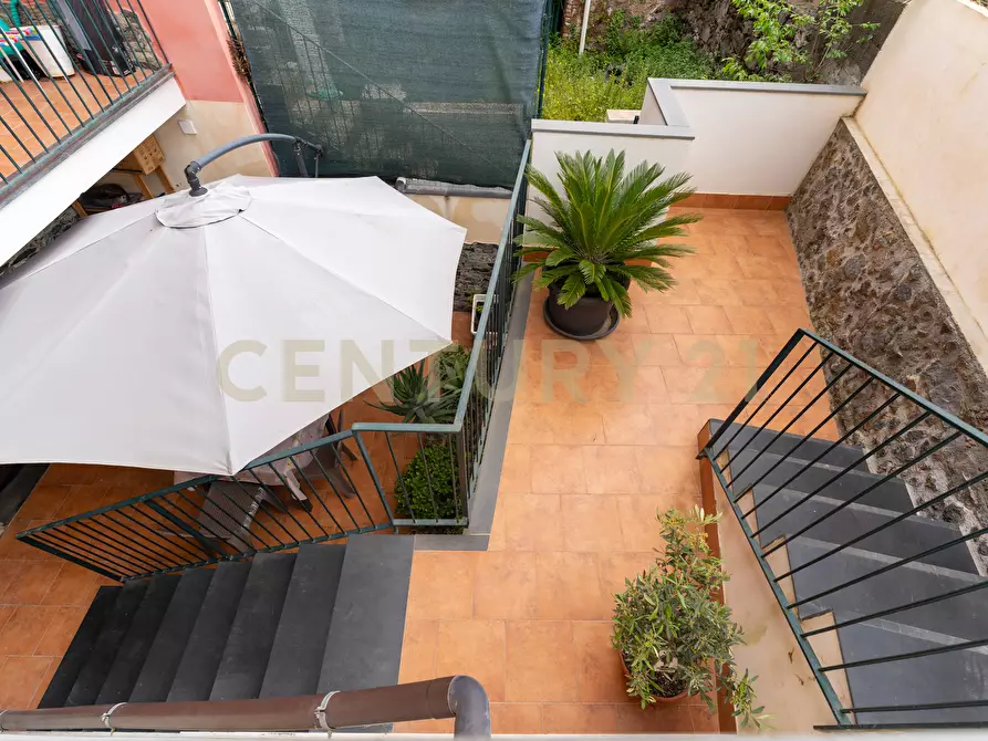 Immagine 48 di Pentalocale in vendita  in Via Crocifisso 26 a Aci Castello