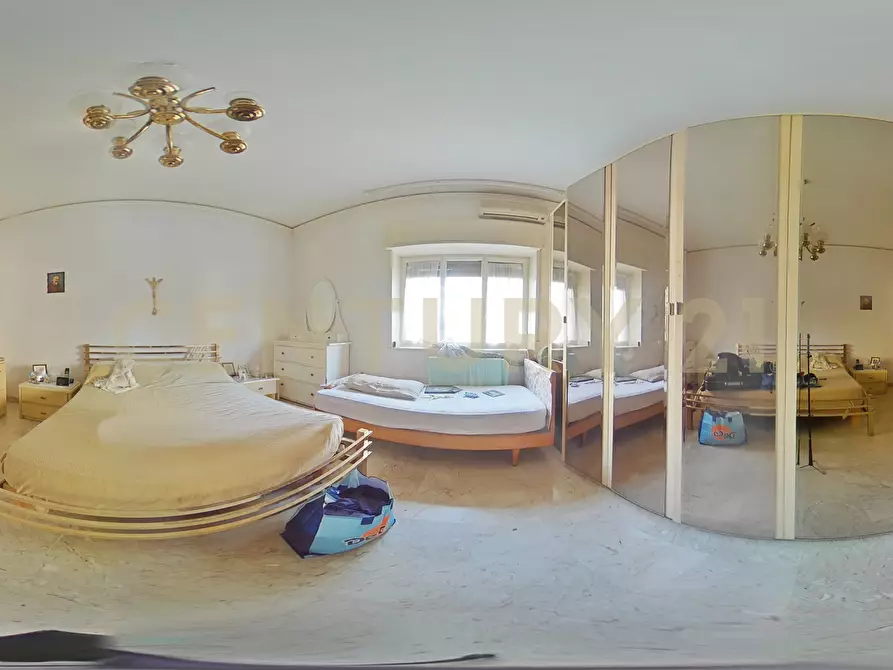 Immagine 53 di Pentalocale in vendita  in Via Fratelli Bandiera 13 a Gravina Di Catania