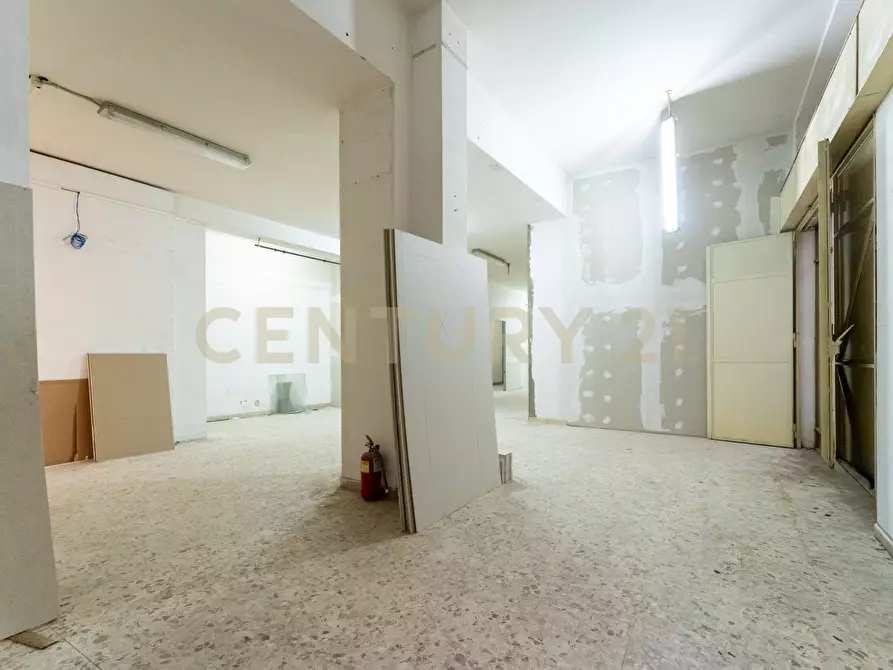 Immagine 11 di Pentalocale in vendita  in Via Duca Degli Abruzzi 54 a Catania