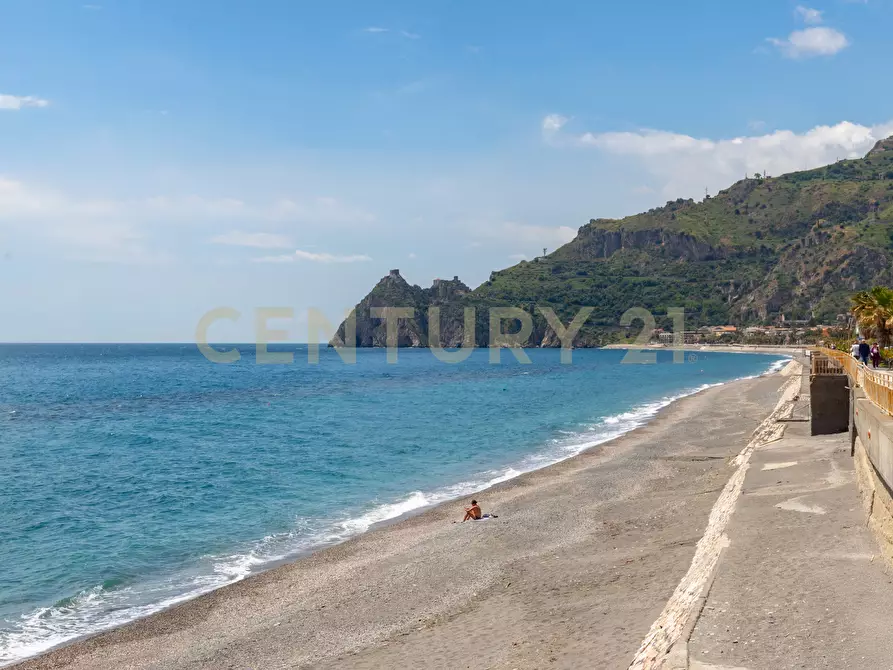 Immagine 2 di Bilocale in vendita  in Via Lungomare 2 a Sant'alessio Siculo