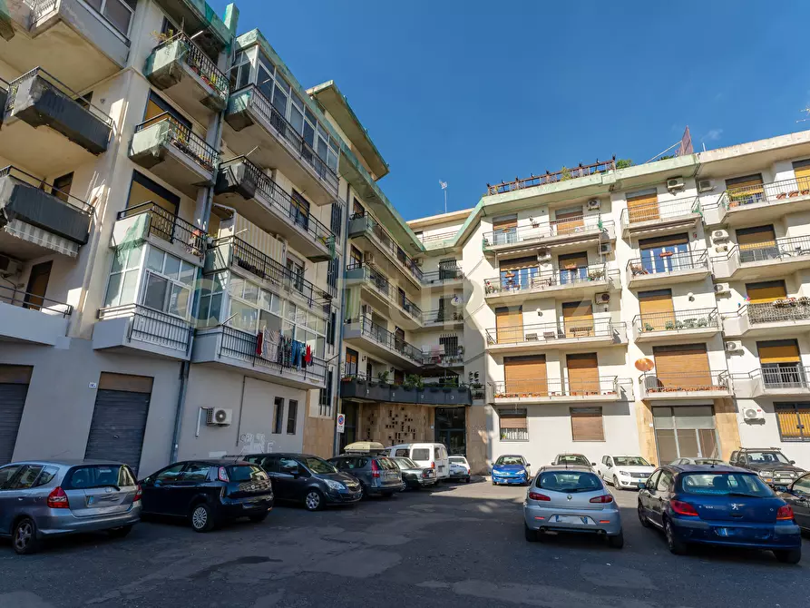 Immagine 3 di Pentalocale in vendita  in Via Fiume 12 a Catania