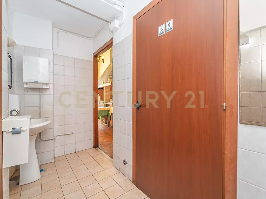 Immagine 13 di Locale commerciale in vendita  in Via Nemorense 17 a Nemi