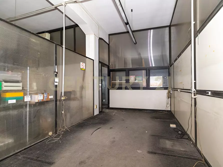 Immagine 16 di Locale commerciale in vendita  in Viale Mario Rapisardi 186 a Catania