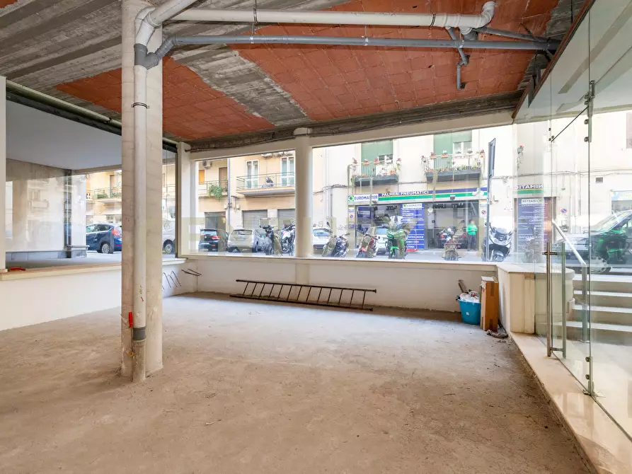 Immagine 25 di Locale commerciale in vendita  in Via Milano 85 a Catania