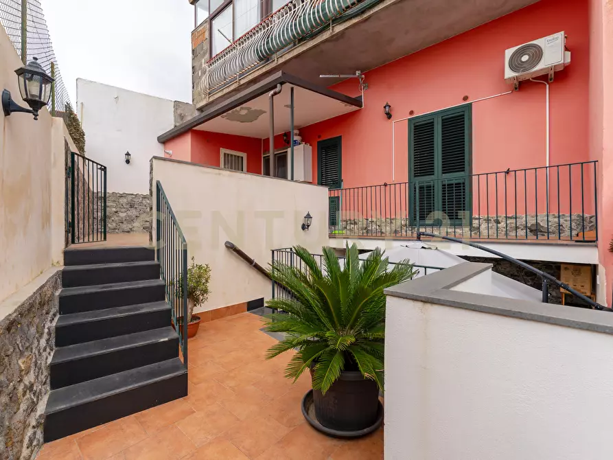 Immagine 49 di Pentalocale in vendita  in Via Crocifisso 26 a Aci Castello