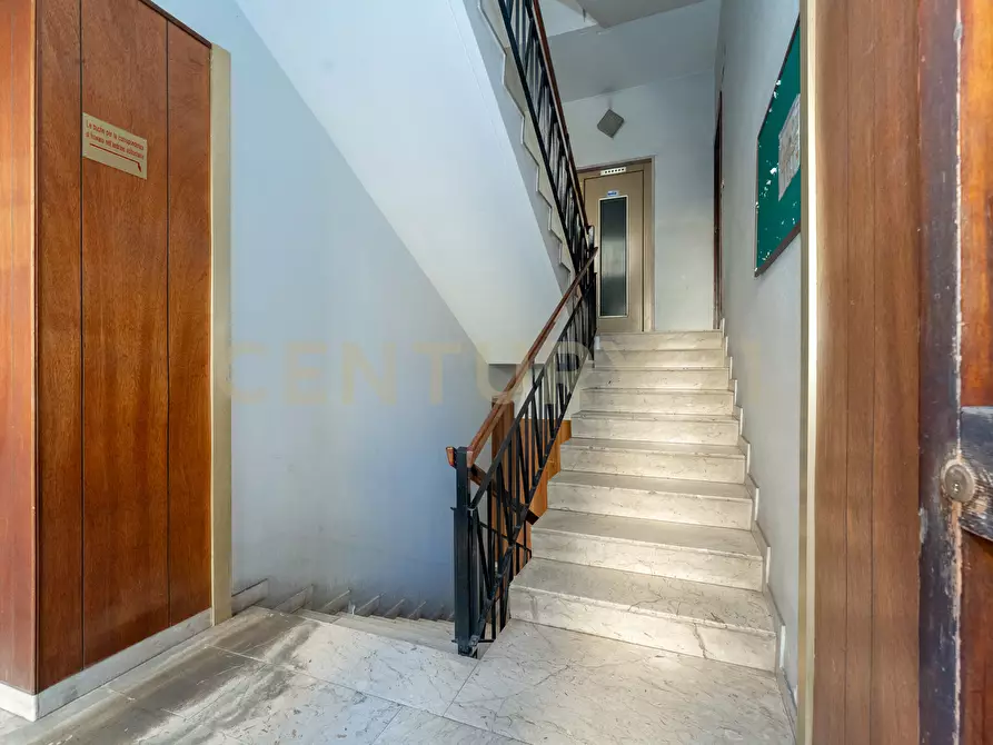 Immagine 9 di Pentalocale in vendita  in Via Fratelli Bandiera 13 a Gravina Di Catania