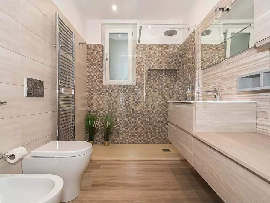 Immagine 22 di Pentalocale in vendita  in Via Rasà 3 a Catania