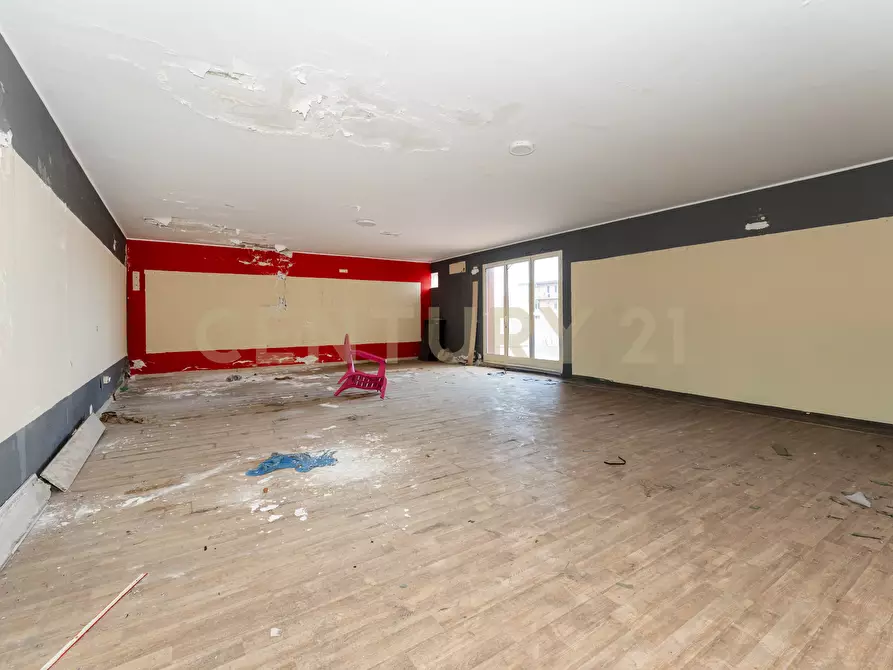 Immagine 25 di Showroom in vendita  in Via delle Scuole 1 a Aci Castello