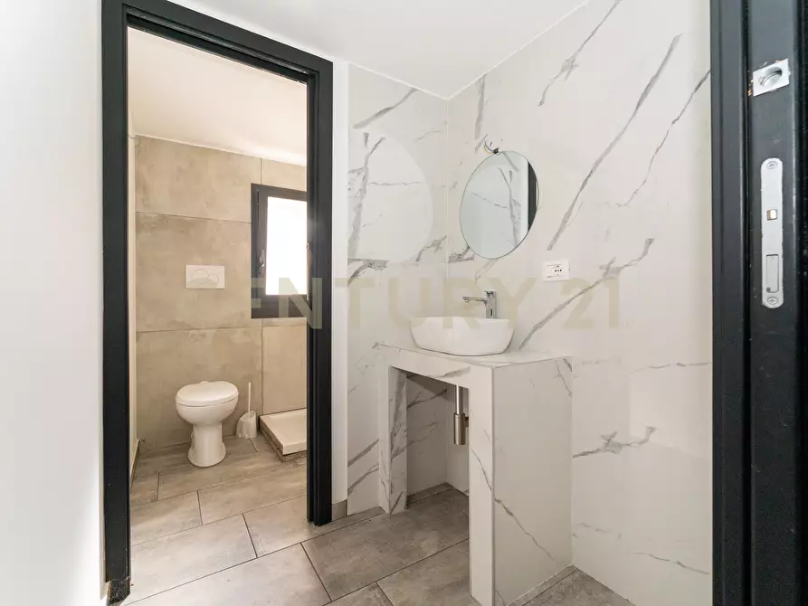 Immagine 29 di Locale commerciale in vendita  in Via Mario Sangiorgi 56 a Catania