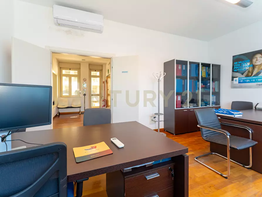 Immagine 15 di Pentalocale in vendita  in Corso Sicilia 64 a Catania