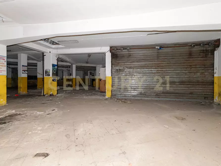 Immagine 24 di Locale commerciale in vendita  in Via Carnazza 37 a Tremestieri Etneo