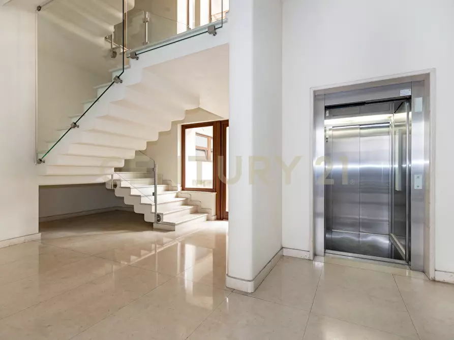 Immagine 38 di Locale commerciale in vendita  in Via Milano 85 a Catania