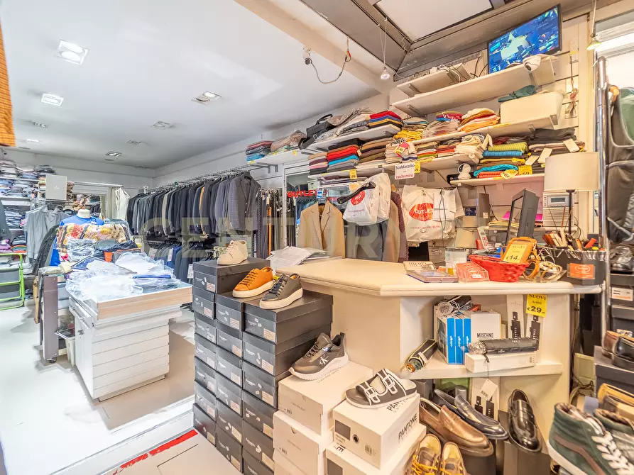 Immagine 12 di Attività commerciale in vendita  in Viale Liegi 49 a Roma