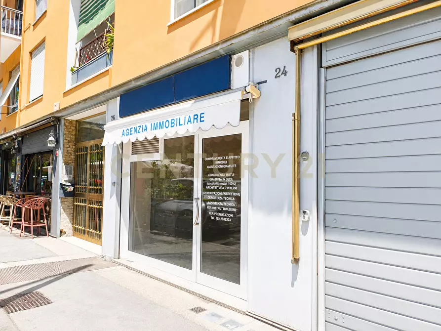 Immagine 13 di Attività commerciale in vendita  in Via Val Chisone 24 a Roma