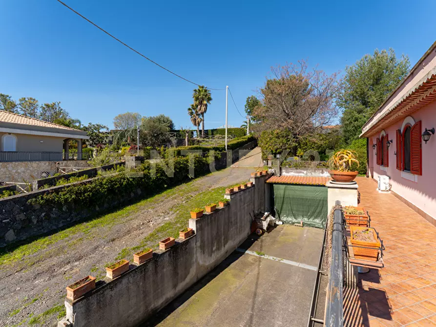 Immagine 42 di Villa in vendita  in Via Alcaloro Petrone 47 a Viagrande