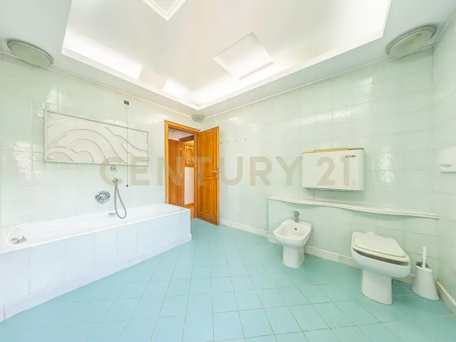 Immagine 55 di Pentalocale in vendita  in Via della Croce 71 a Roma