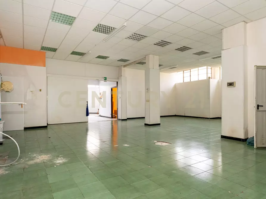 Immagine 15 di Magazzino in vendita  in Via Convento del Carmine 6 a Tremestieri Etneo