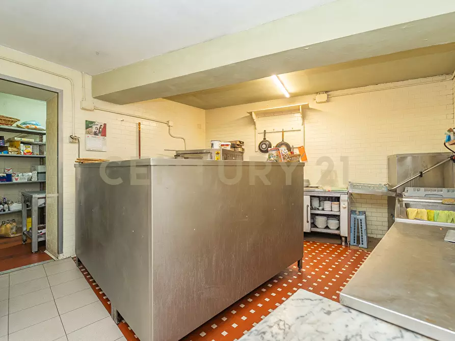 Immagine 11 di Locale commerciale in vendita  in Via Nemorense 17 a Nemi