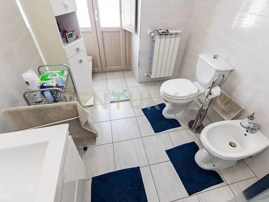 Immagine 23 di Pentalocale in vendita  in Via Recupero 38 a Catania