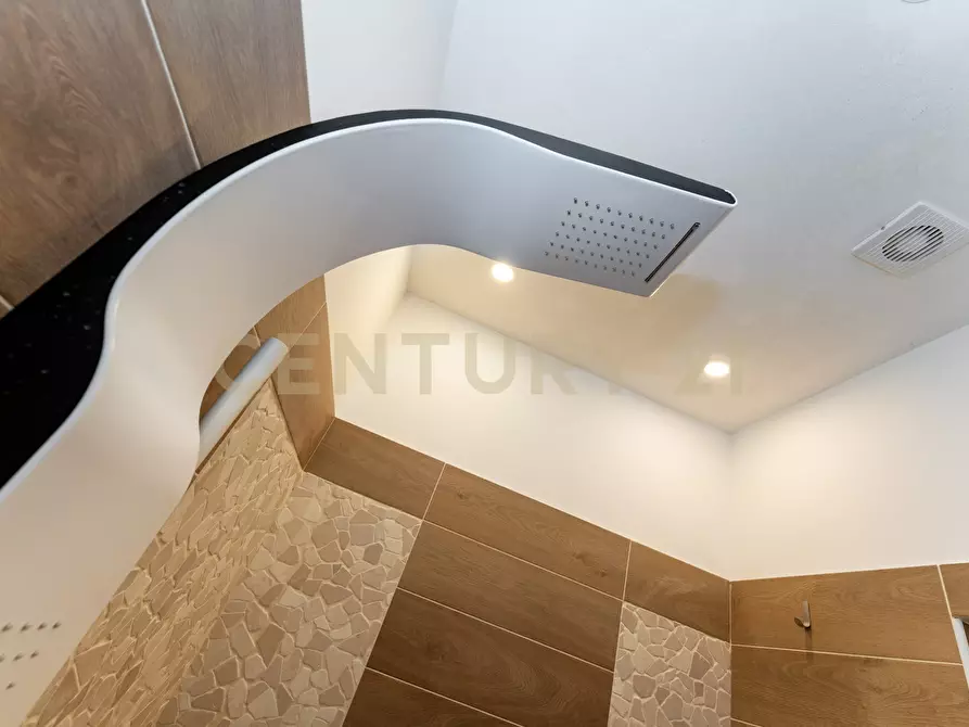 Immagine 15 di Pentalocale in vendita  in Via Alfieri 7 a Catania